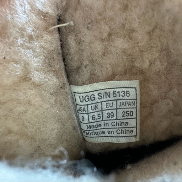 Ugg Caspia Leather Boots Women’s size 8 or EU 39 black sheepskin lined winter - Picture 8 of 11